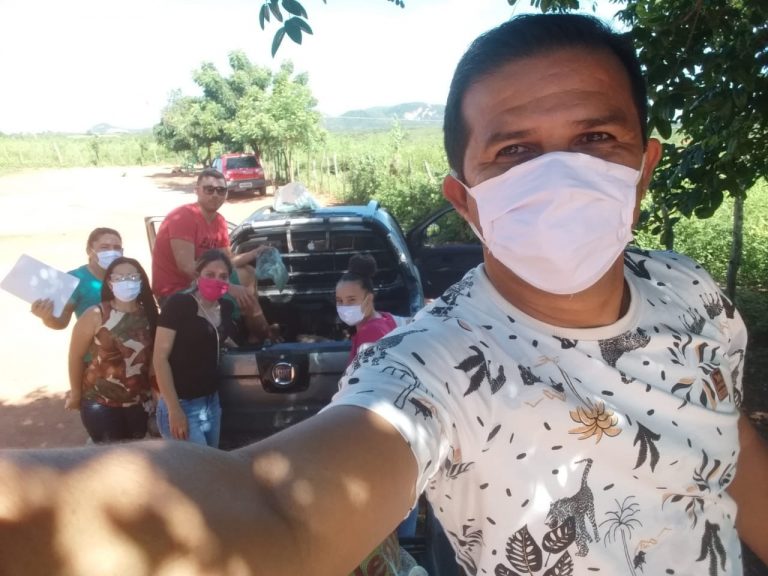 Leia mais sobre o artigo Entrega e doação de inhames e batatas doce a algumas famílias carentes em bairros da cidade como Babilônia e Novo Horizonte.