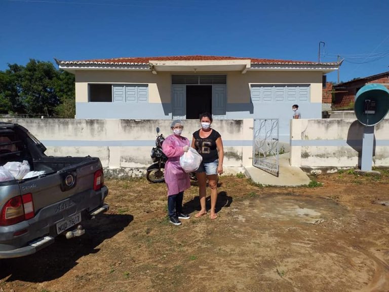 Leia mais sobre o artigo Entrega de feiras a famílias carentes nos sítios Timbaubinha e Baldinho